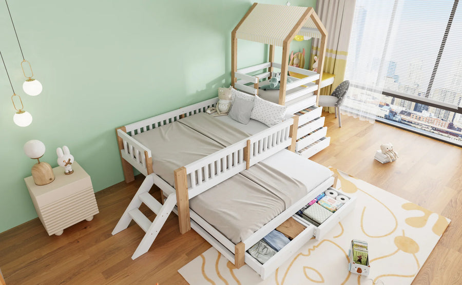 Lit cabane enfant et lit gigogne déployé dans une chambre lumineuse