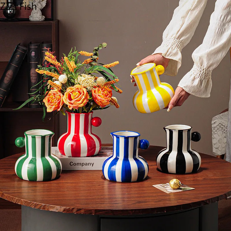 Vase en céramique rayé coloré – vue 2