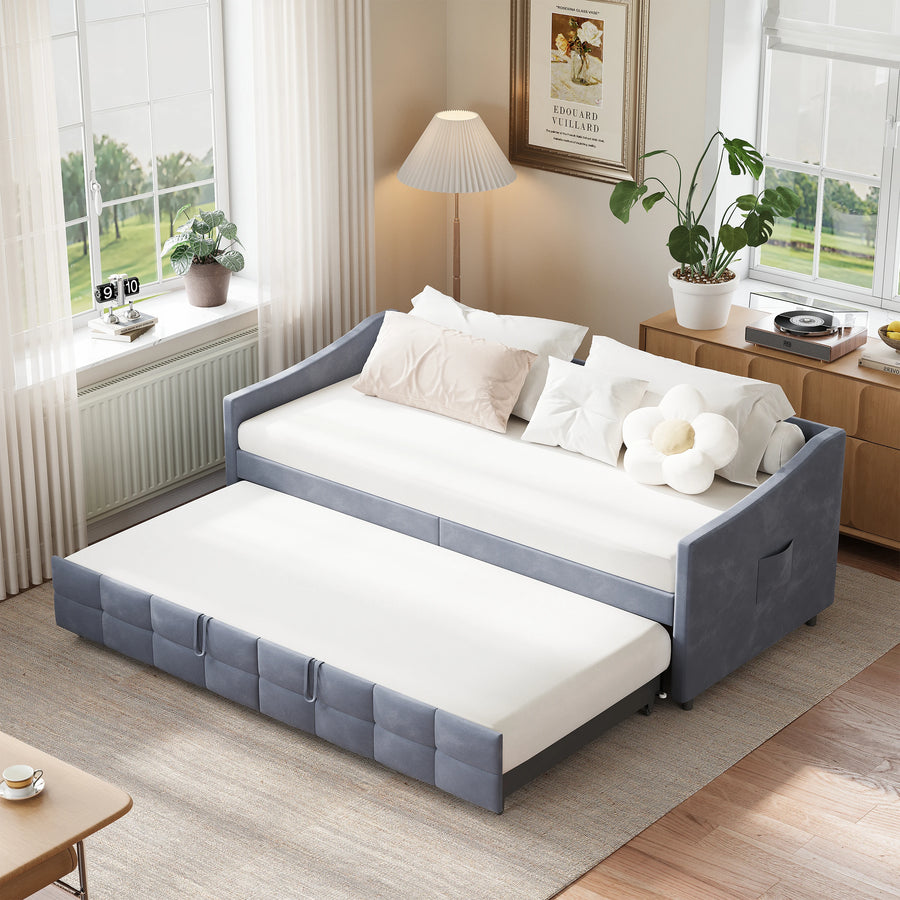 Lit banquette gigogne en velours gris avec lit du dessous sorti dans une chambre