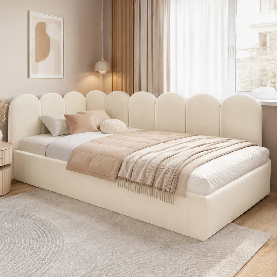 Lit banquette en velours beige avec tête de lit arrondie dans une chambre